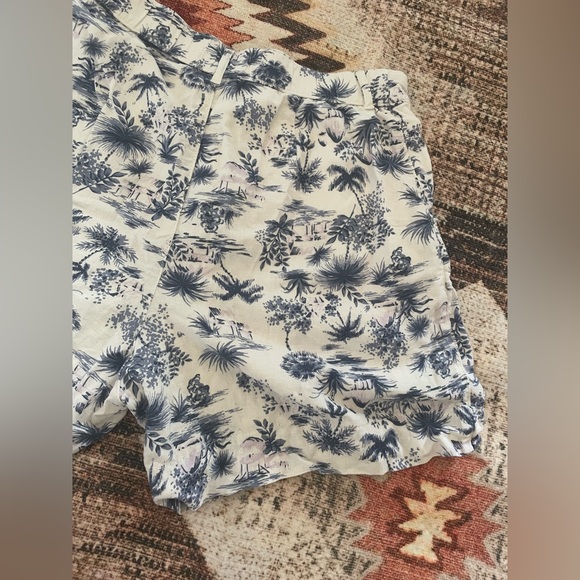 Abercrombie & Fitch Floral Print Shorts. Size M. - Picture 6 of 8